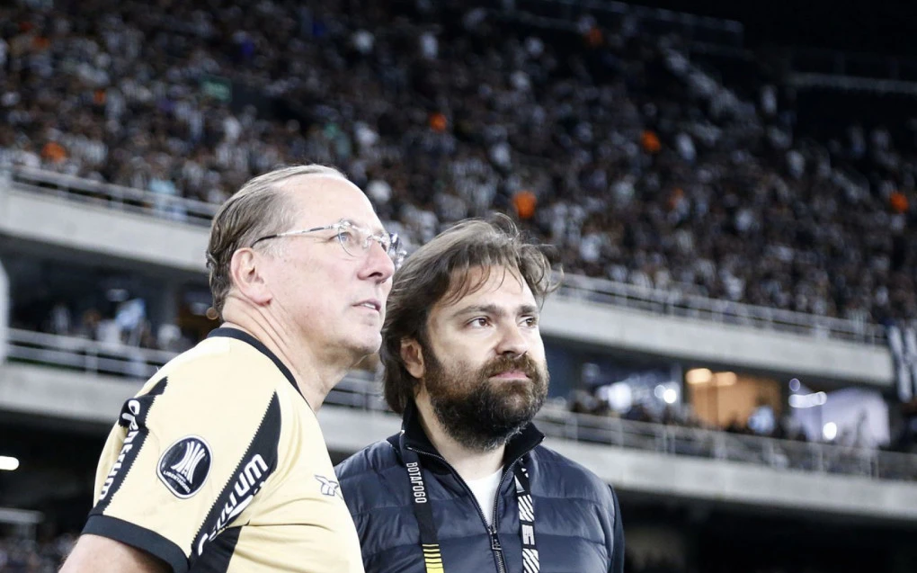 John Textor ao lado de João Paulo Magalhães durante encontro no clube