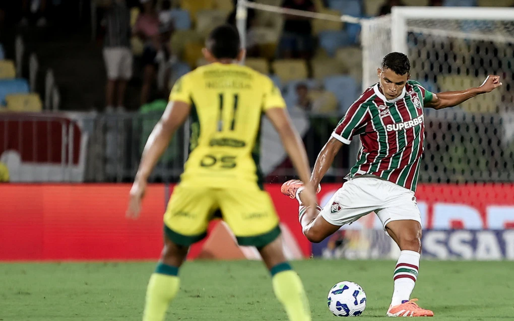 Thiago Silva em ação vestindo o uniforme do Fluminense em jogo de dezembro de 2025