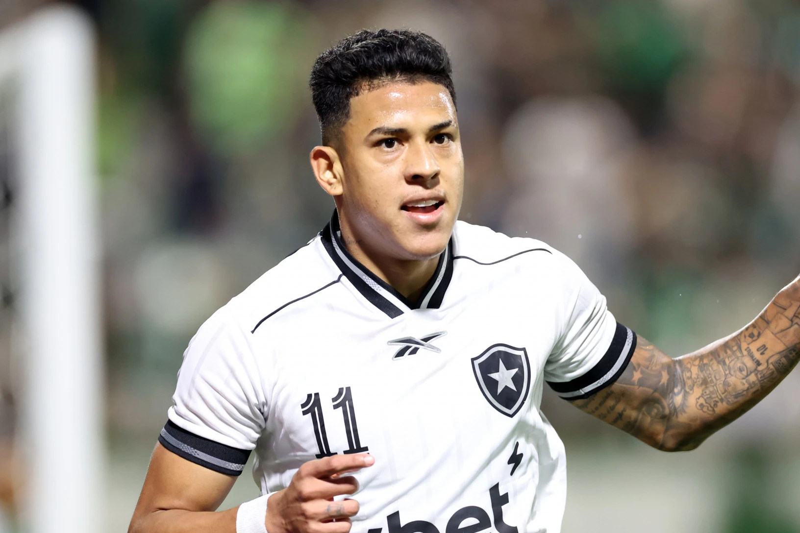 Matheus Martins comemorando um gol com a camisa do Botafogo no estádio
