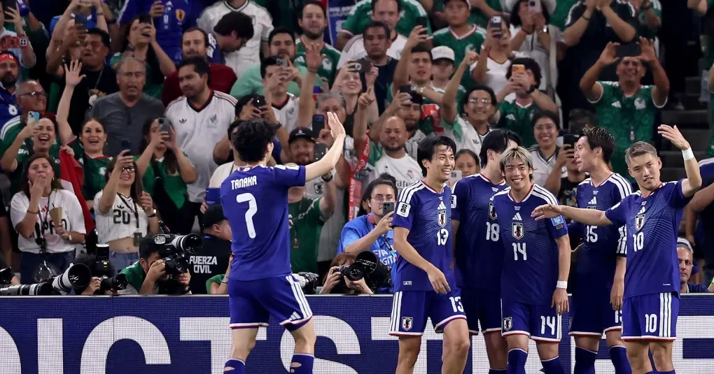 Jogadores do Japão alinhados no gramado antes de partida, visão geral do elenco titular