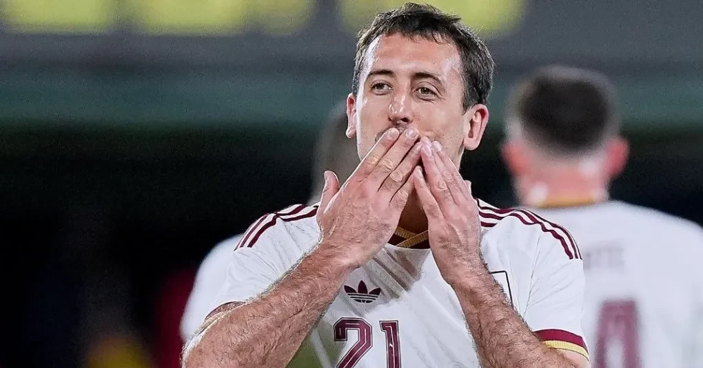 Mikel Oyarzabal com a camisa da seleção espanhola durante jogo internacional