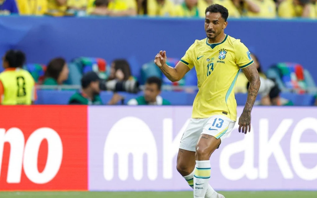 Danilo em ação pela seleção brasileira, driblando contra a marcação