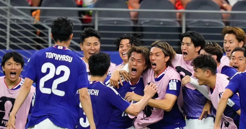Takefusa Kubo durante treinamento da seleção japonesa, olhando para o gramado