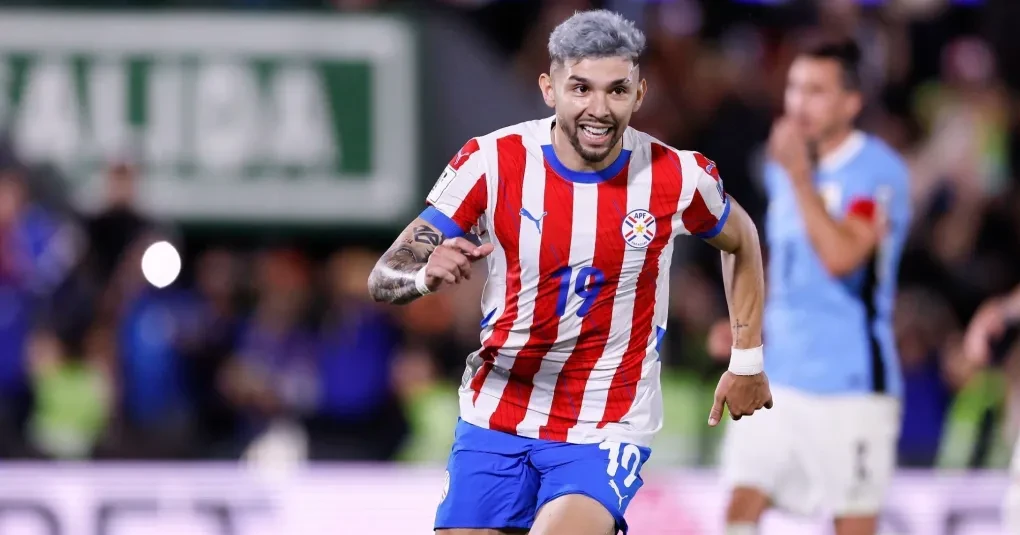Julio Enciso com a camisa da seleção do Paraguai durante treino antes da Copa