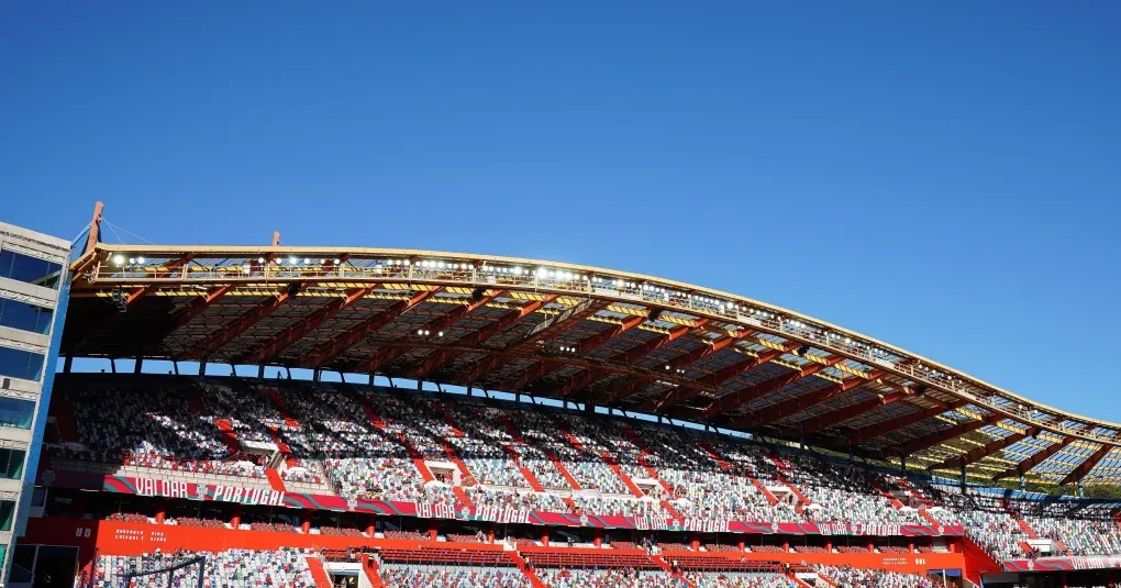 Ambiente no Estádio Doutor Magalhães Pessoa em Leiria com agentes médicos e torcedores