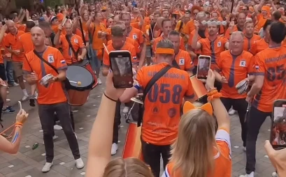 Torcedores holandeses tocando percussão e dançando samba antes do jogo em Houston