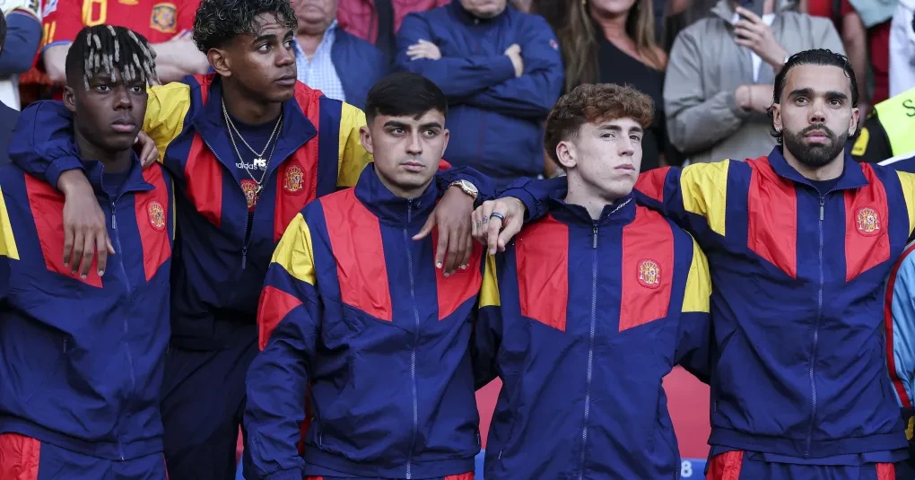 Torcedores do Barcelona em protesto com bandeiras catalãs nas imediações do Camp Nou