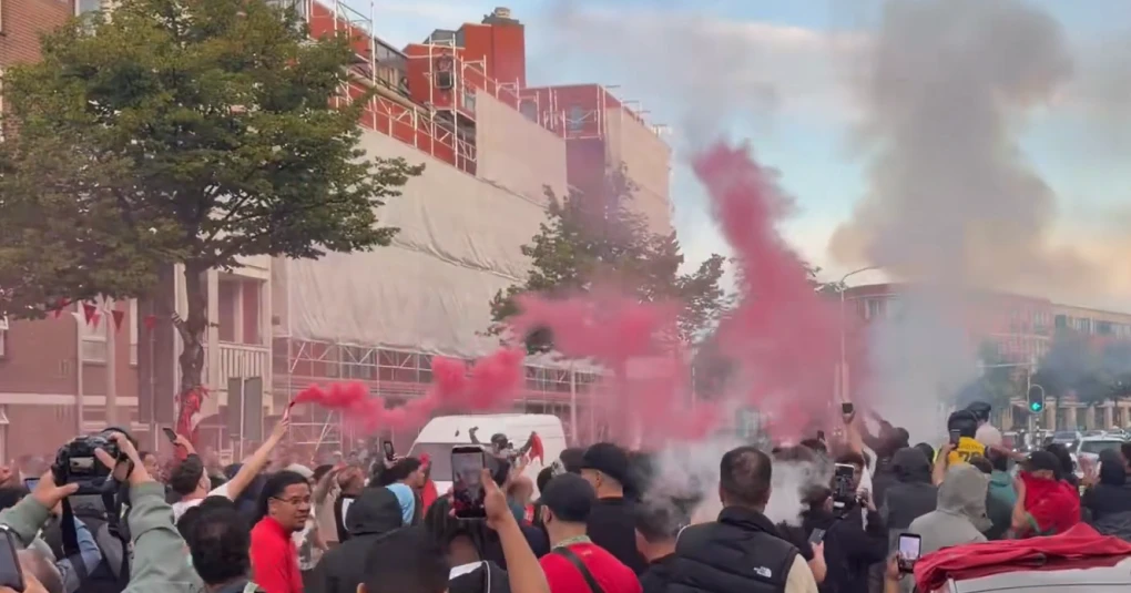 Torcedores marroquinos com bandeiras vermelhas comemoram nas ruas de Haia