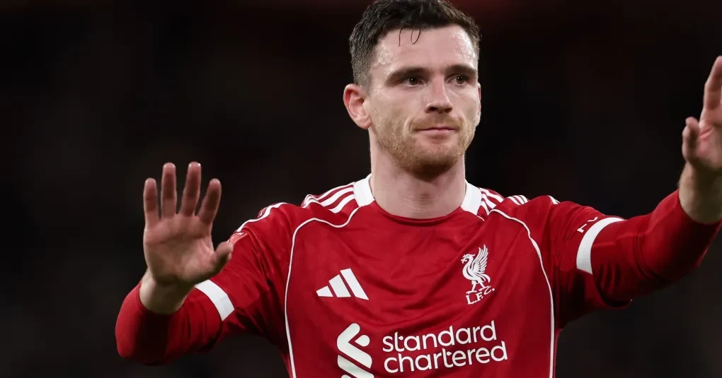 Andy Robertson em ação correndo pela lateral com a bola durante jogo