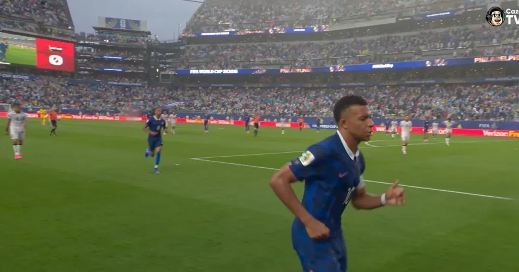 Torcida e estrutura do Lincoln Financial Field durante chuva e paralisação da partida