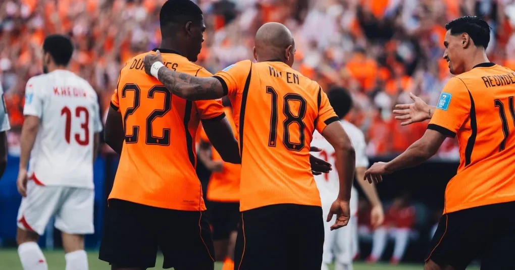 Jogadores comemoram gol da Holanda no Arrowhead Stadium durante Holanda x Tunísia