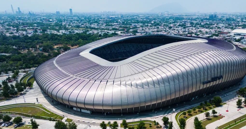 Jogadores das seleções da Tunísia e do Japão alinhados antes da partida no Estádio BBVA
