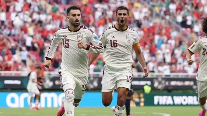 Jogadores espanhóis comemorando gol contra o Uruguai em partida da Copa do Mundo
