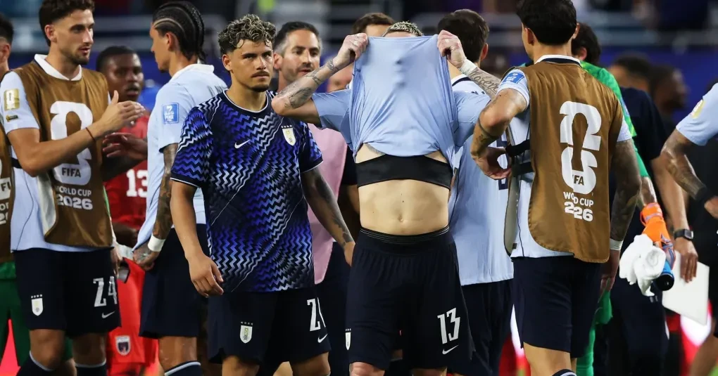 Jogadores do Uruguai e da Espanha aquecendo em Guadalajara antes do jogo