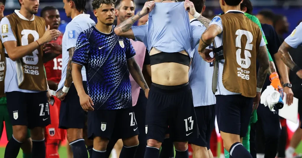 Jogadores do Uruguai em campo após empate com Cabo Verde pela Copa do Mundo