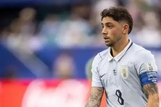 Fede Valverde em entrevista com a camisa da seleção uruguaia no Hard Rock Stadium