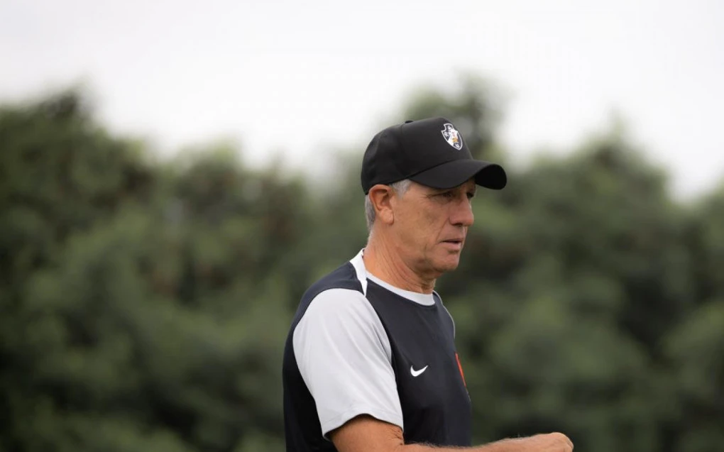 Renato Gaúcho durante treino do Vasco no gramado de São Januário