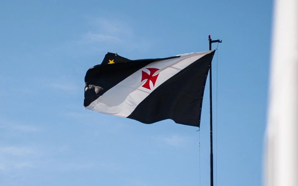 Bandeira do Vasco tremulando em frente ao estádio do clube