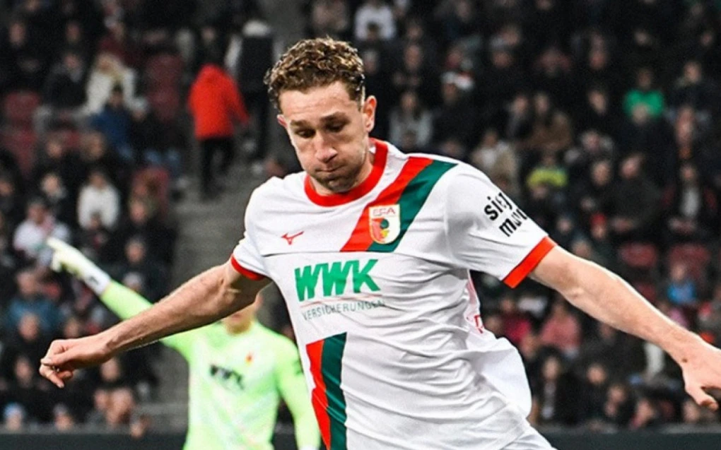 Arthur Chaves com a camisa do Augsburg em ação durante partida na Alemanha