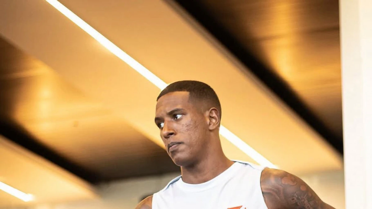 Robert Renan com a camisa do Vasco em lance de jogo