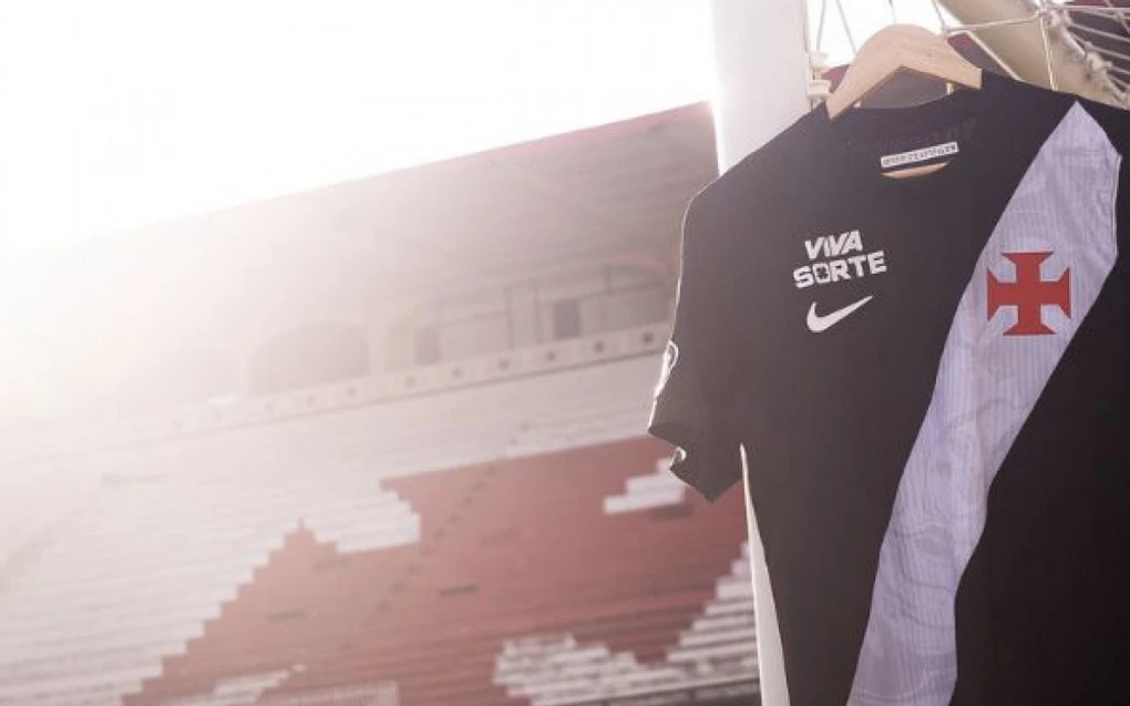 Jogadores do Vasco com a camisa sem patrocinador, mostrando uniforme sem master