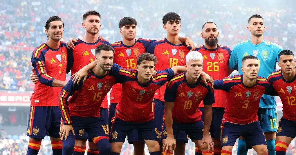 Lamine Yamal comemorando com a camisa da seleção espanhola