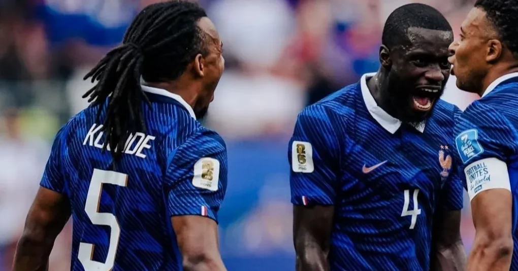 Seleção da França em campo comemorando gol durante partida da Copa do Mundo