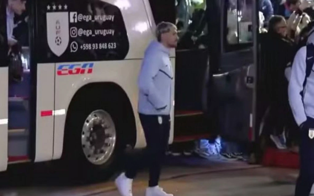 Arrascaeta mancando durante treinamento com a seleção do Uruguai