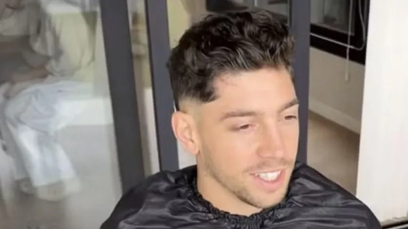 Federico Valverde mostrando lateral da cabeça com cicatriz após traumatismo craniano