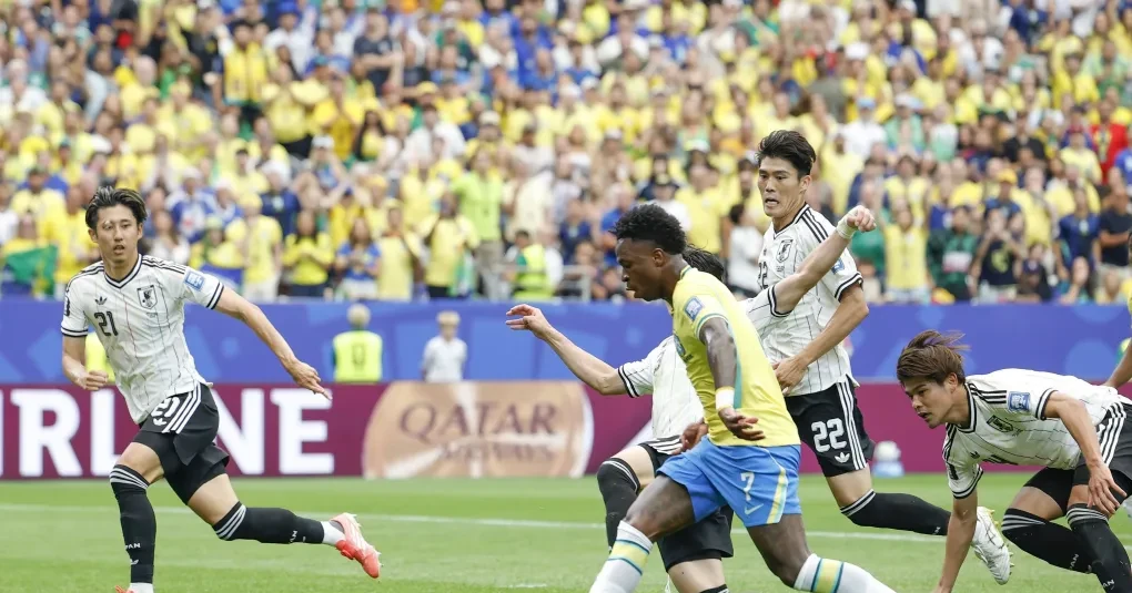 Vinicius Júnior com a camisa da seleção brasileira comemorando em campo