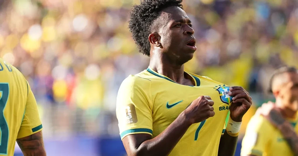 Vinicius Júnior celebrando o gol pela seleção brasileira na zona mista