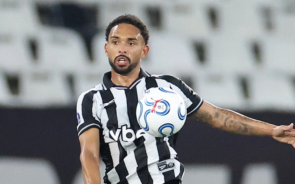 Vitinho em ação com a camisa do Botafogo no campo