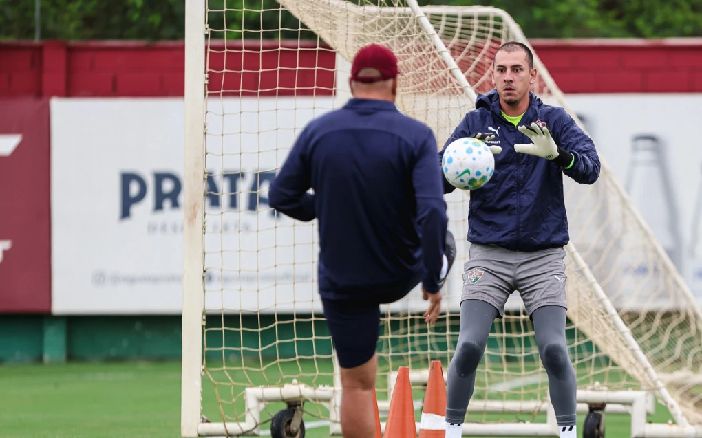 Vitor Eudes, goleiro do Fluminense, é internado e vira desfalque na intertemporada