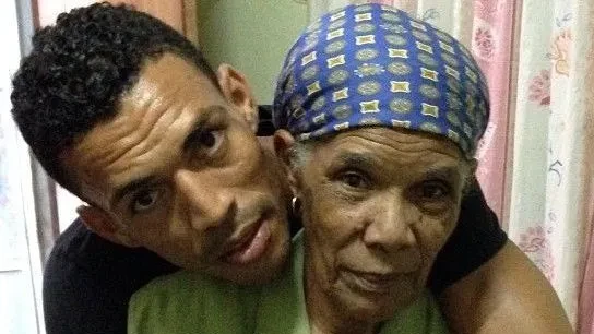 Vozinha defendendo bola durante partida da seleção de Cabo Verde