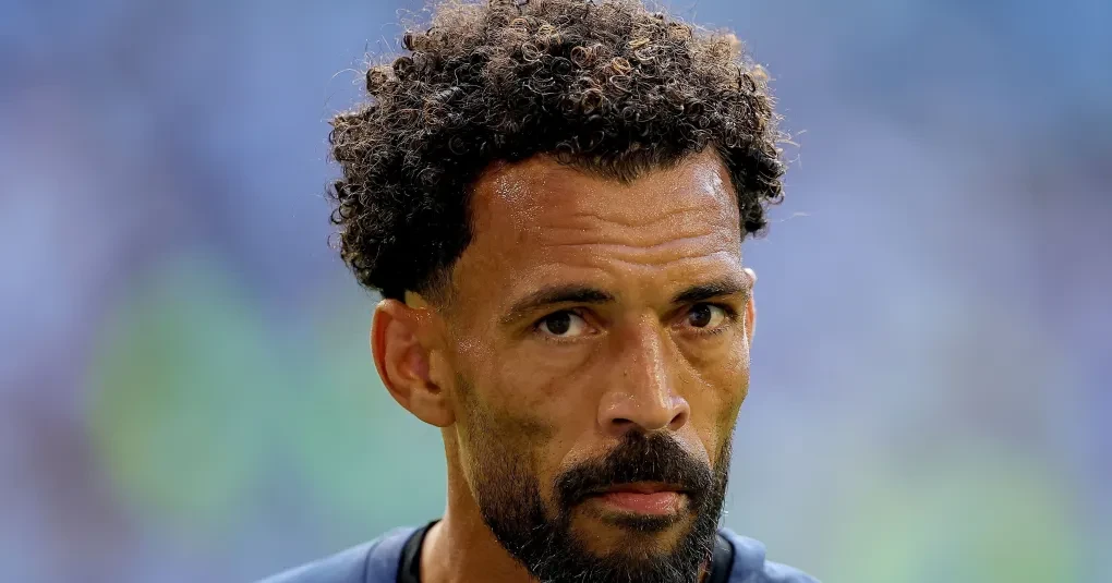Vozinha, goleiro de Cabo Verde, em entrevista coletiva com a camisa da seleção