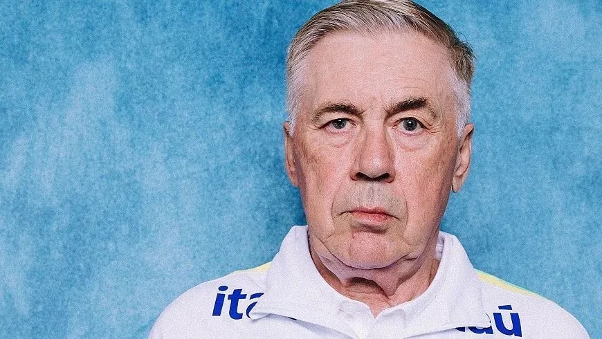 Carlo Ancelotti entre jogadores da seleção durante treino antes da estreia
