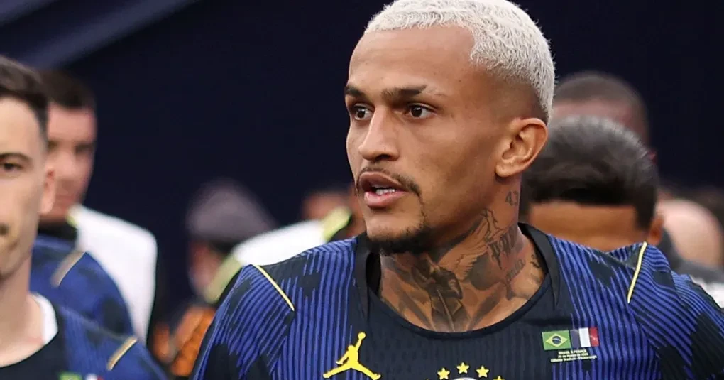 Wesley em ação vestindo a camisa da Roma durante partida
