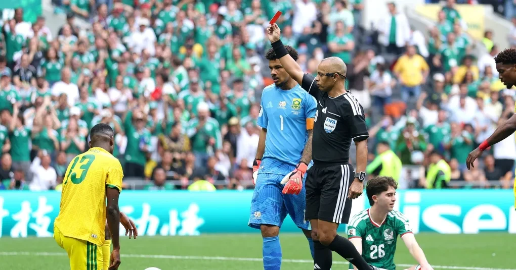 Árbitro Wilton Pereira Sampaio consultando o VAR após jogada que resultou em expulsão