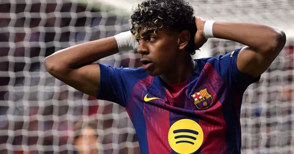 Lamine Yamal comemorando com a camisa do Barcelona em campo