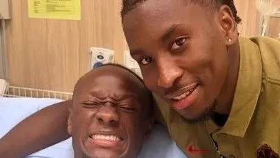Moïse Bombito e Ismaël Koné sorrindo em selfie no hospital