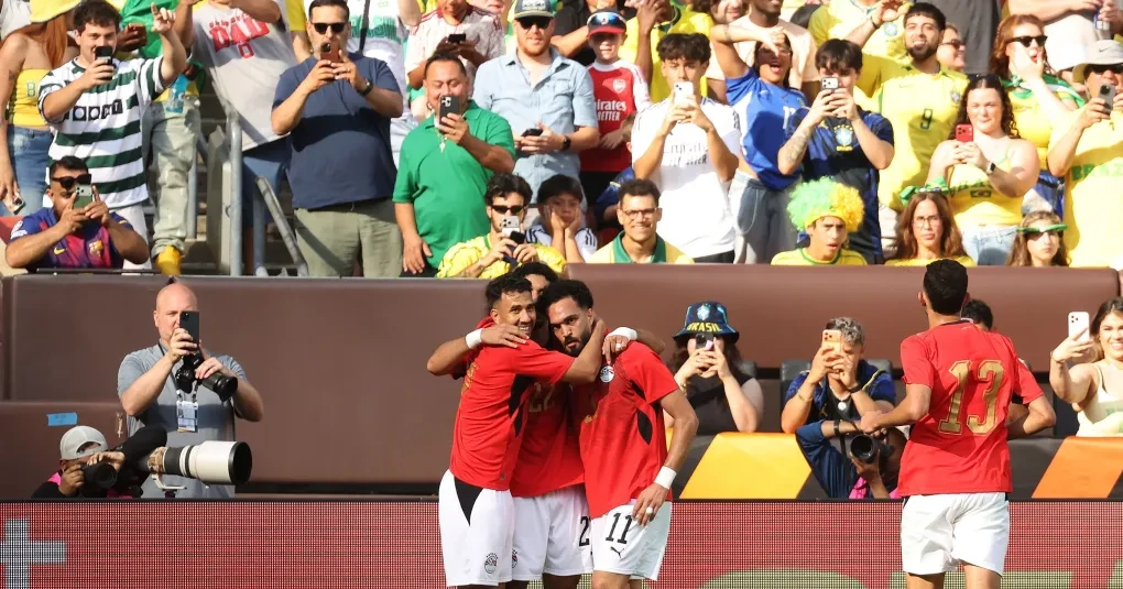 Jogadores disputam bola no amistoso entre Brasil e Egito, foco no lance que gerou o gol
