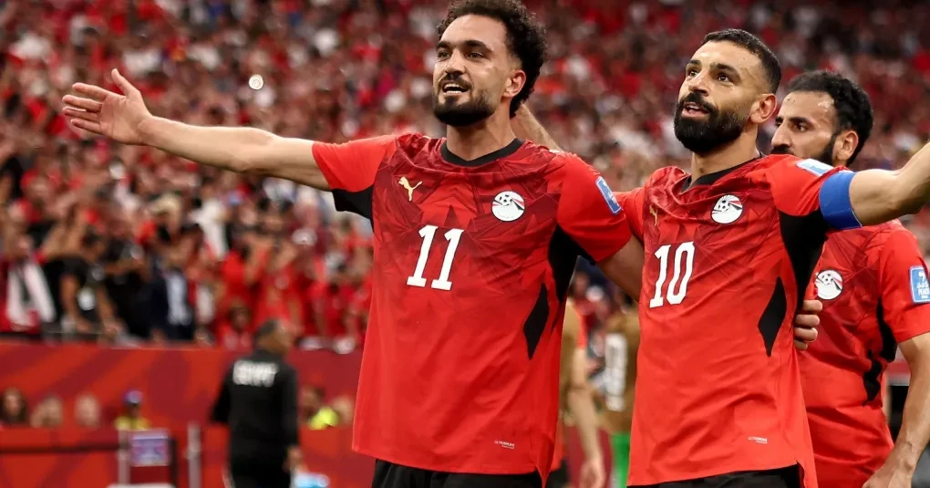 Jogadores do Egito comemoram gol em Vancouver com torcida ao fundo
