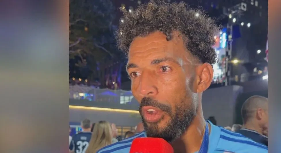 Vozinha em ação com a camisa da seleção de Cabo Verde defendendo uma bola