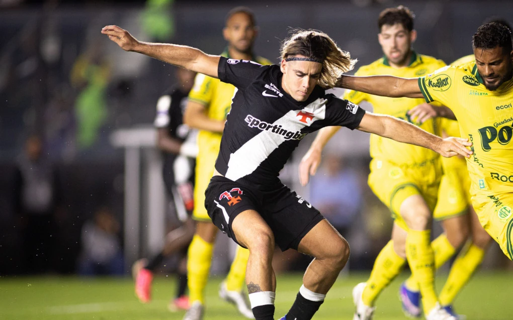 Spinelli correndo com a bola durante Vasco x Mirassol