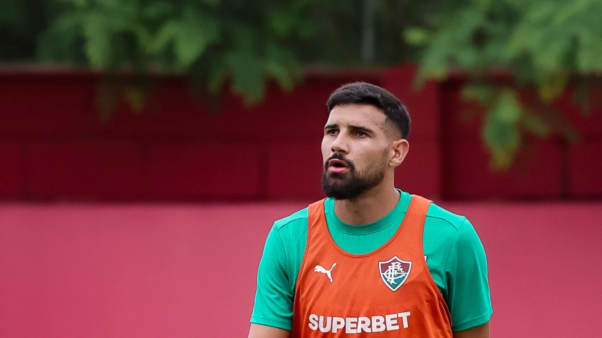 Ignácio disputando bola aérea com a camisa do Fluminense no Maracanã