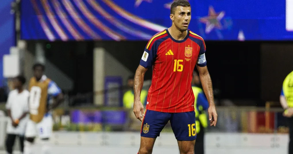 Rodri em campo pelo Manchester City durante partida pelo clube