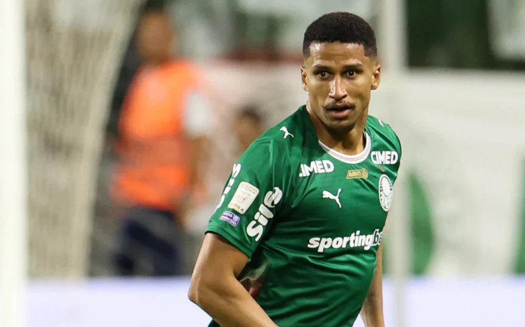 Murilo disputando bola pelo Palmeiras em jogo pelo Brasileirão