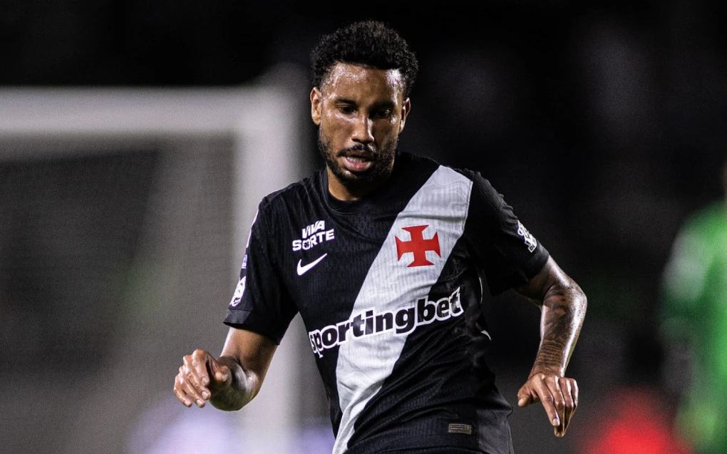 Jair entrando em campo com o uniforme do Vasco