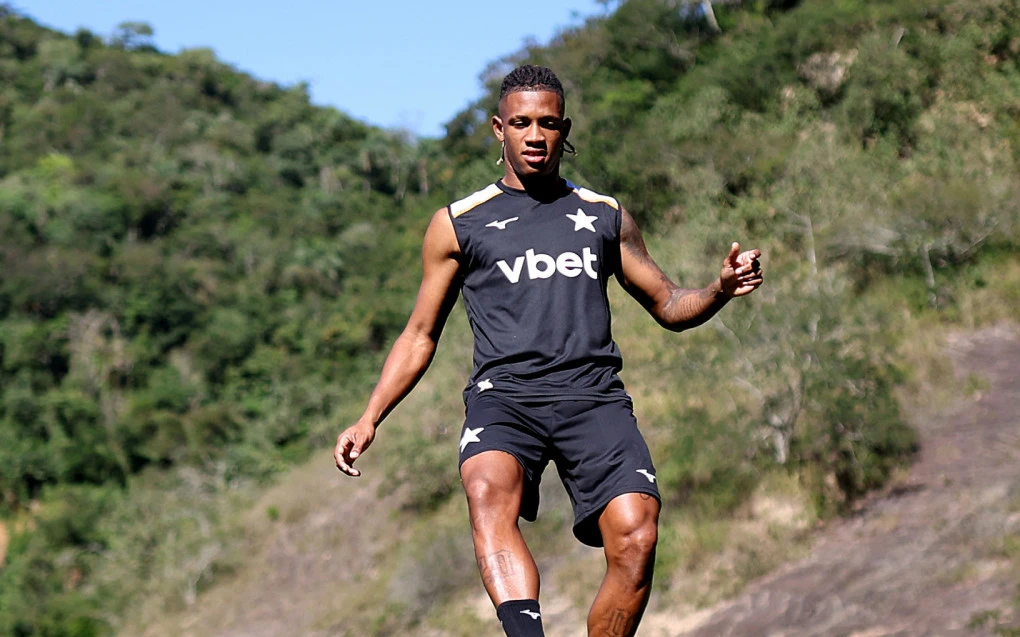 Danilo durante treino do Botafogo no Espaço Lonier usando uniforme de treino