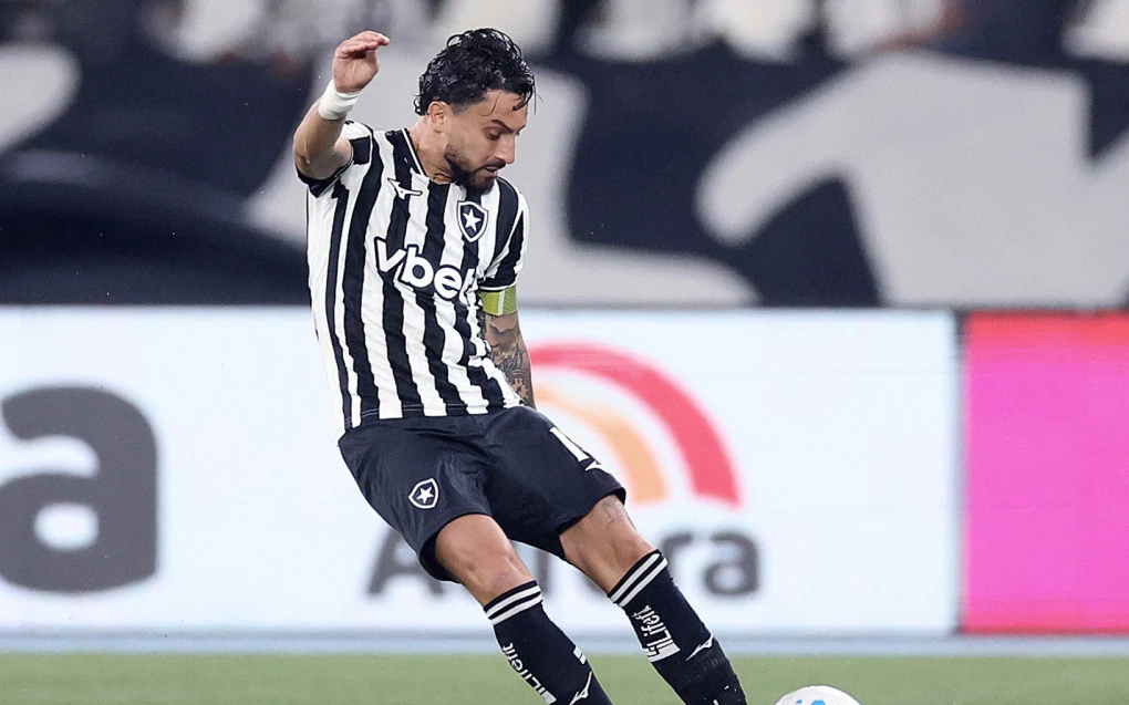 Alex Telles em ação pelo Botafogo no Estádio Nilton Santos